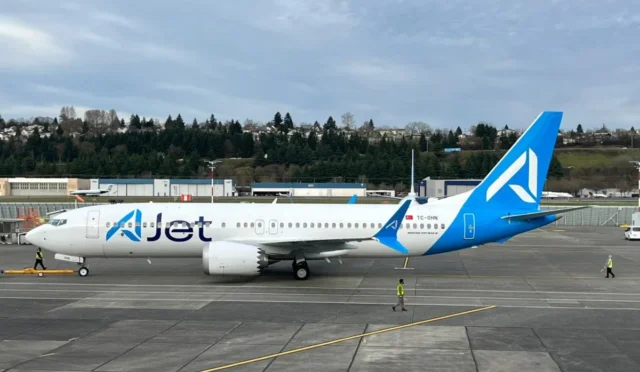 AJet'in filosuna yeni katılan Boeing 737-8 MAX uçağı