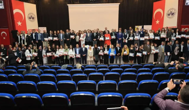 Elazığ'da düzenlenen eTwinning ödül töreninde öğretmenlerin başarılı projeleri sergilendi