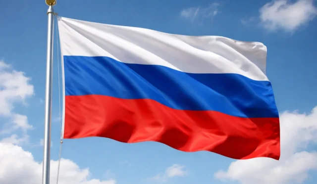 Rusya Savunma Bakanlığı binası ve Rus bayrağı