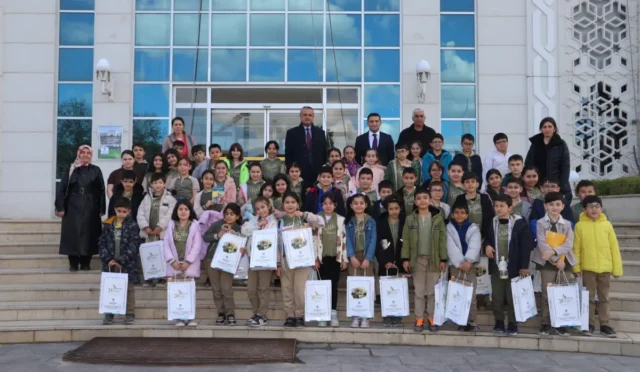 Fatih İlkokulu öğrencileri Battalgazi Belediyesi'ni ziyaret ederek yerel yönetim işleyişini öğrendi.