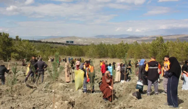 İnönü Üniversitesi kampüsünde kadın katılımcıların fidan diktiği etkinlik