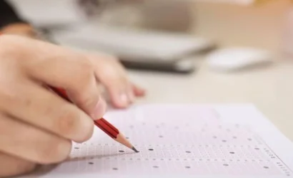 Milli Eğitim Bakanlığı'nın yeni sınav sistemi bağlam temelli sorularla öğrencilerin yorumlama ve problem çözme becerilerini ölçüyor.
