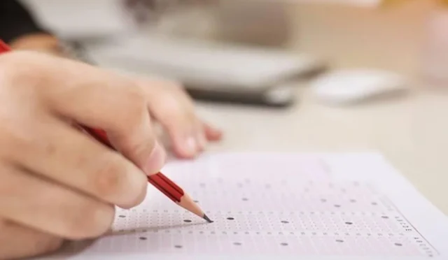 Milli Eğitim Bakanlığı'nın yeni sınav sistemi bağlam temelli sorularla öğrencilerin yorumlama ve problem çözme becerilerini ölçüyor.