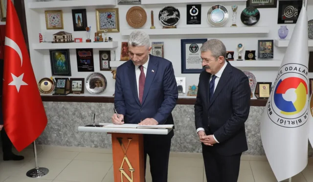 Ticaret Bakanı Ömer Bolat, Van'daki iş dünyası temsilcileriyle bir araya geldiği toplantıda konuşma yapıyor.