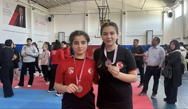 Serik ortaokul güreşçileri il birinciliğinden madalya ile döndü