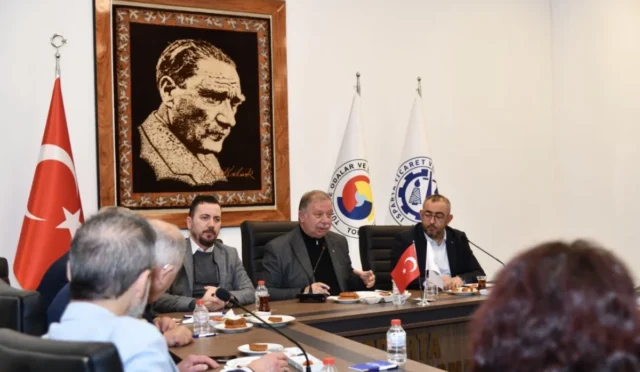 Isparta Ticaret ve Sanayi Odası'nda eğitim sektörünün sorunlarının ele alındığı toplantıdan bir görünüm