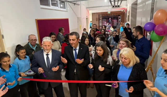 Beypazarı Akşemsettin Ortaokulu'nda Murat Uysal Kütüphanesi açılışından bir görünüm