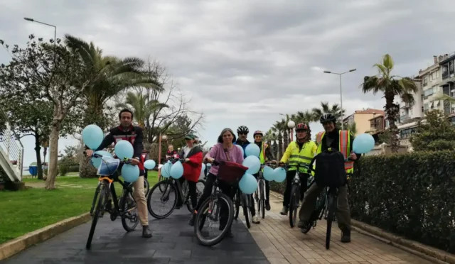 Karadeniz Ereğli'de otizm farkındalığı için düzenlenen bisiklet etkinliğinde mavi balonlarla süslenmiş bisikletler