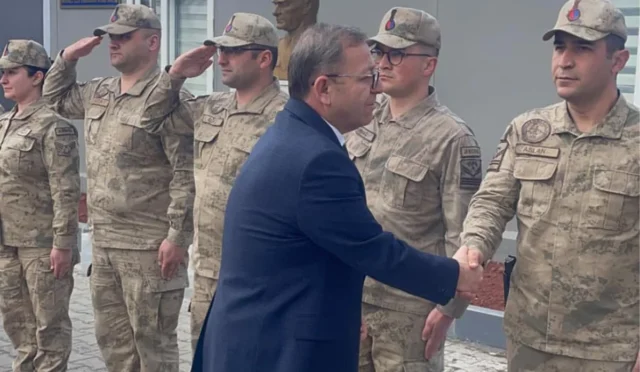 Kars Valisi Ziya Polat'ın İl Jandarma Komutanlığı'nı ziyareti sırasında çekilmiş bir fotoğrafı