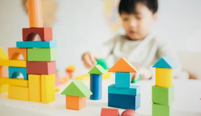 İstanbul'da otizm tarama programı kapsamında tarama yapan sağlık görevlileri ve çocuklar