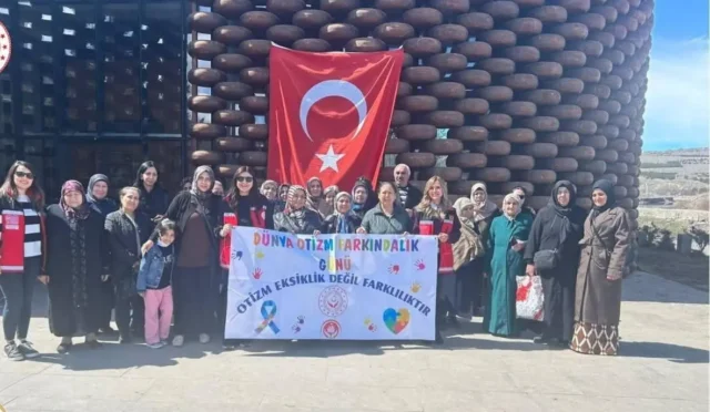 Otizm farkındalık günü kapsamında Kars'ta düzenlenen kültürel geziye katılan aileler ve çocuklar