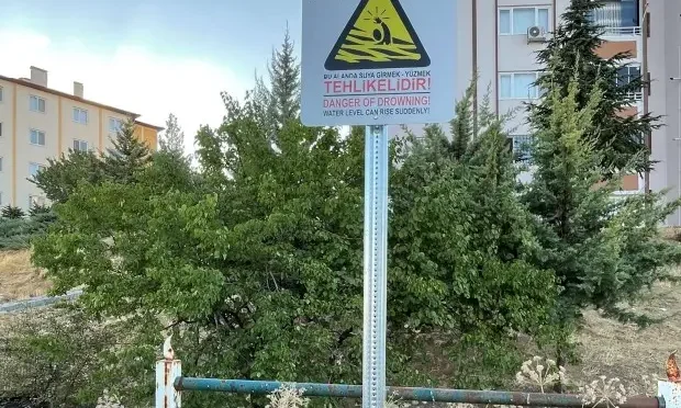 Malatya'da sulama kanallarının etrafına yerleştirilen güvenlik korkulukları ve uyarı levhaları