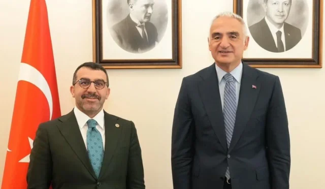 Kültür ve Turizm Bakanı Mehmet Nuri Ersoy ve Milletvekili Adem Çalkın'ın Kars'ta turizm konulu görüşmesinden bir kare