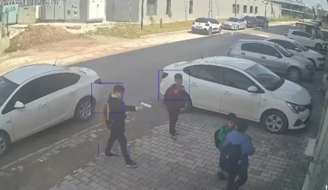 Hatay Reyhanlı'da oyuncak silahla çocuklardan haraca giden Suriyeli gençler jandarma tarafından yakalandı.