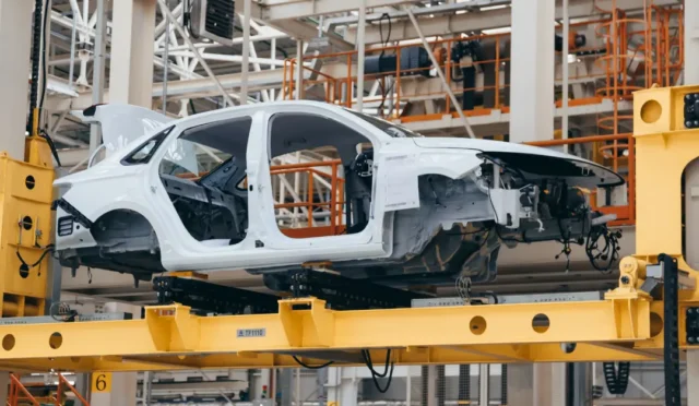 Mart ayı ihracat verilerine göre otomotiv sektörünün liderliğini gösteren grafik ve araç görselleri.