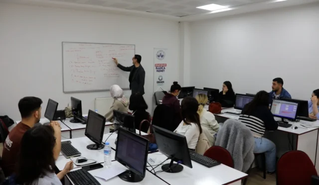 Elazığ Belediyesi bilgisayarlı muhasebe kursuna katılan kursiyerler