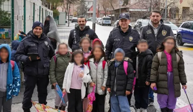 Isparta'da okul çevresinde güvenlik güçlerinin yaptığı denetimlerden bir görüntü