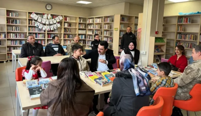 Susuz'da Kütüphaneler Haftası kapsamında düzenlenen etkinlikte öğrenciler ve vatandaşlar ödüllendirildi.