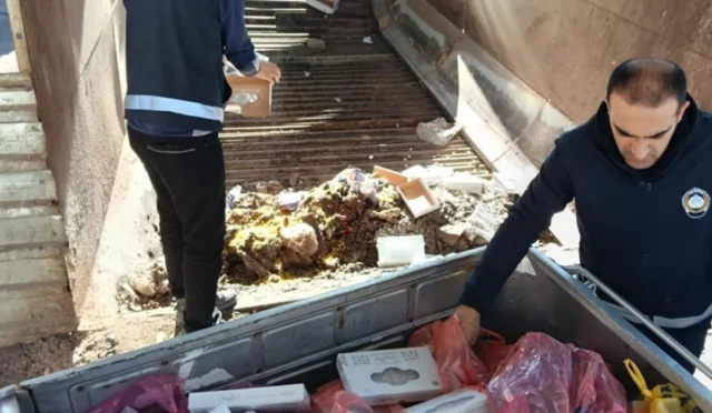 Hakkari'de zabıta ekiplerinin imha ettiği 500 kilogram bozuk gıda maddesi