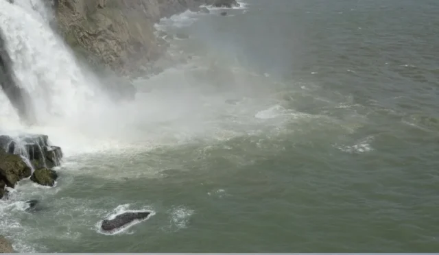 Antalya'da şiddetli yağış sonrası denizin renginin kahverengiye döndüğü manzara