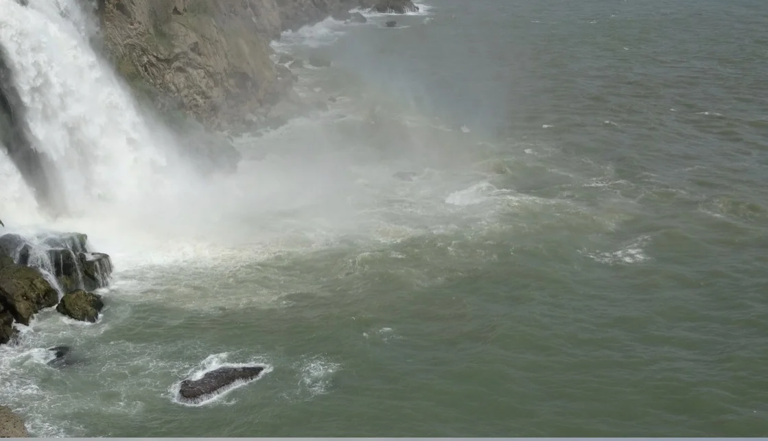 Antalya’da Şiddetli Yağış: Düden Şelalesi’nden Denize Yayılan Kahverengi Sel Manzarası