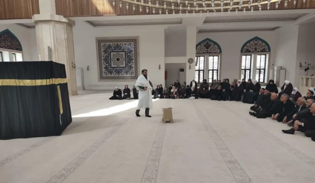 Kars'ta hacı adaylarına yönelik düzenlenen eğitim seminerinden bir görünüm