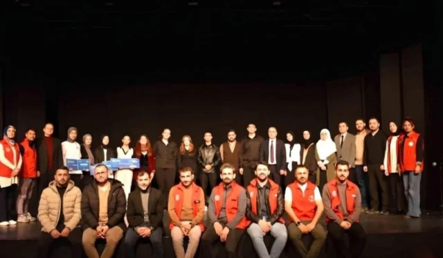 Erzurum'da düzenlenen Mavi Yıldırım şiir yarışmasında genç şairler ödüllerini alıyor.