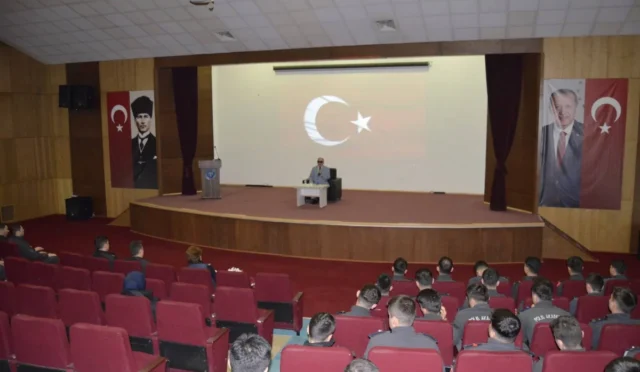 Kırıkkale Polis Meslek Yüksekokulu'nda polis adaylarına yönelik 'Görmem İçin Sen Varsın' konferansı