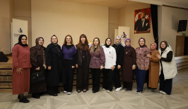 Çayeli'nde kanser farkındalığı etkinliğinde bir araya gelen kadınlar