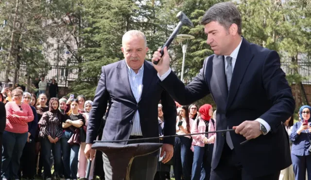 Amasya'da Nevruz Bayramı kutlamaları kapsamında ateş yakılması ve halk oyunları gösterisi