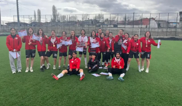 Ağrı Spor Lisesi Kız Futbol Takımı, Türkiye finallerine katılma sevincini yaşıyor.