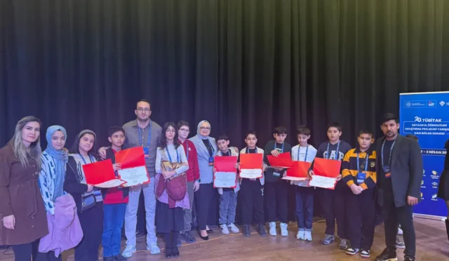 Ağrılı öğrenciler TÜBİTAK finallerine iki projeyle katılıyor, başarıyı kutluyorlar.