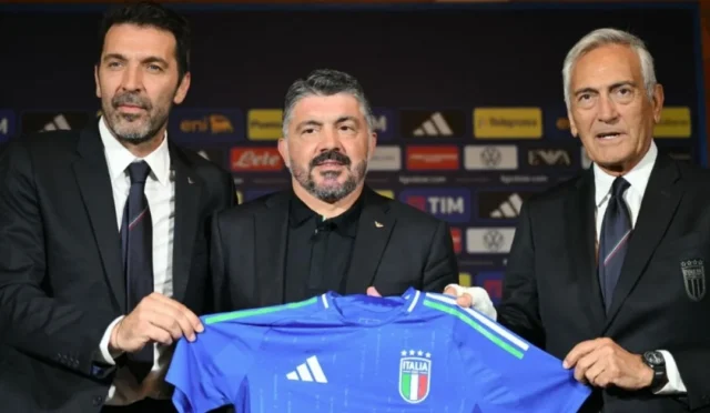 İtalya Futbol Federasyonu binası önünde toplanan taraftarlar ve istifa eden teknik direktör Gennaro Gattuso'nun görseli.