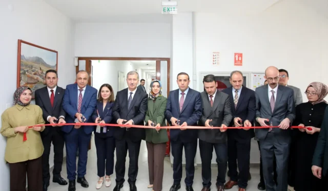 Ağrı İbrahim Çeçen Üniversitesi'nde açılan Zebra Balığı Translasyonel Tıp Araştırma Laboratuvarı'ndan genel görünüm.