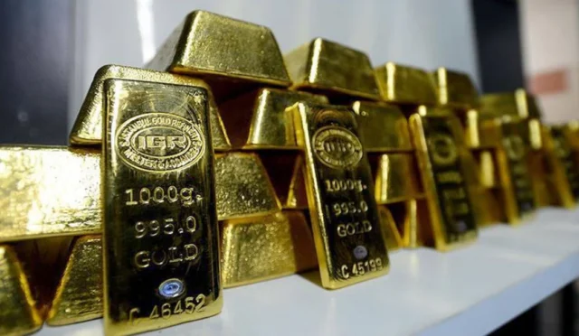 Altın külçeleri ve yüksek fiyat grafiği