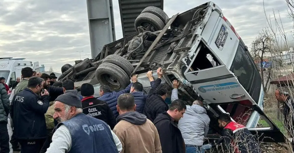 Ankara’da Kan Donduran Kaza: Minibüs Üst Geçide Çarptı, 5 Kişi Hayatını Kaybetti, 14 Yaralı