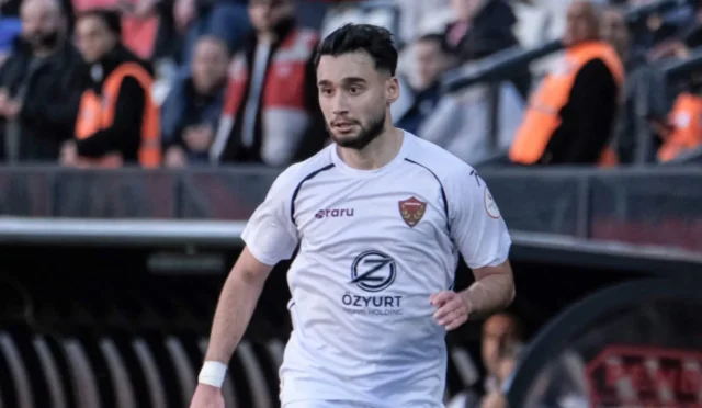 Hatayspor futbol takımı sahada maça hazırlanırken