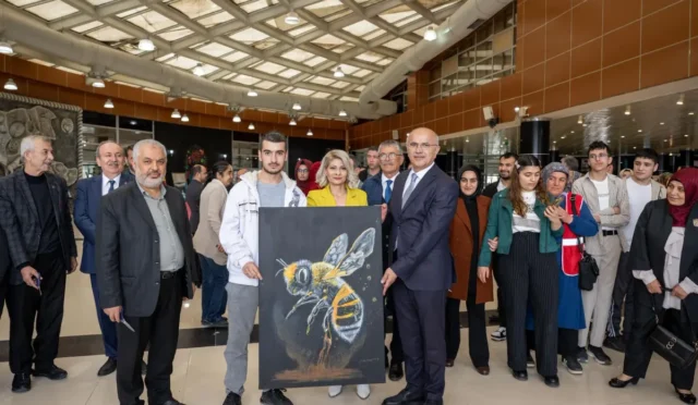 Malatya'da Otizm Farkındalık Haftası kapsamında açılan resim sergisinden bir kesit