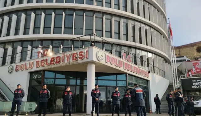 Bolu Belediyesi soruşturması kapsamında belediye binasında arama yapılıyor ve 3 yeni gözaltı kararı alındı.
