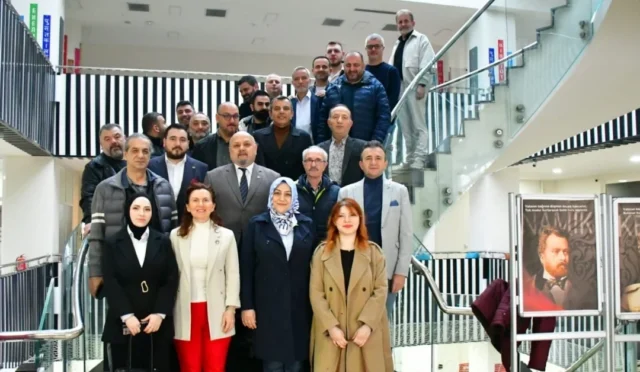 Tekirdağ Gazeteciler Derneği kongresi sonrası birlik ve beraberlik mesajı veren üyeler