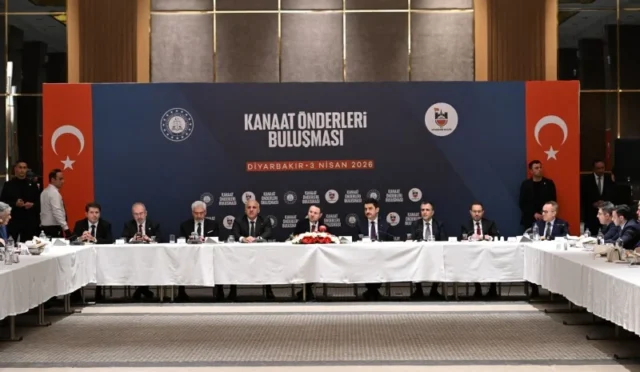 Adalet Bakanı Akın Gürlek, Diyarbakır'da kanaat önderleri ile bir toplantıda.