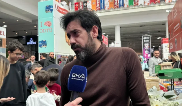 Kültür ve Turizm Bakan Yardımcısı Dr. Batuhan Mumcu, dijital çağda hakikat krizi üzerine açıklamalarda bulunuyor.