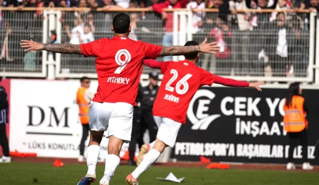 Batman Petrolspor futbol takımı oyuncuları ve taraftarları 1. Lig'e yükselme sevincini kutluyor.