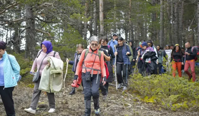 Ankara Büyükşehir Belediyesi tarafından düzenlenen doğa yürüyüşüne katılan vatandaşlar