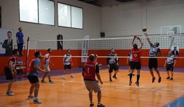 Arsuz'da düzenlenen voleybol turnuvasından genel görünüm
