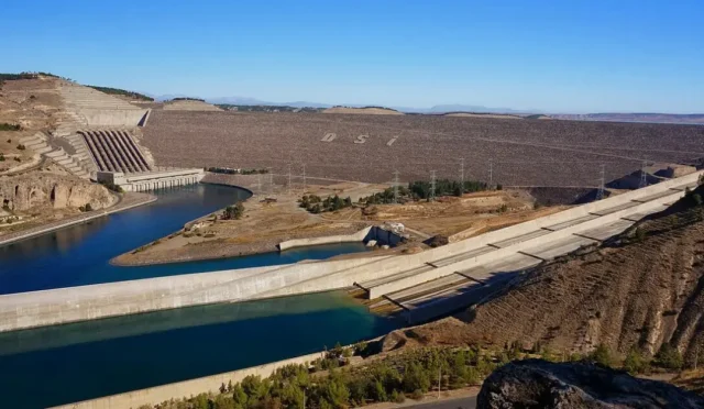 Atatürk Barajı'nda su seviyesinin 'ı aştığını gösteren görsel