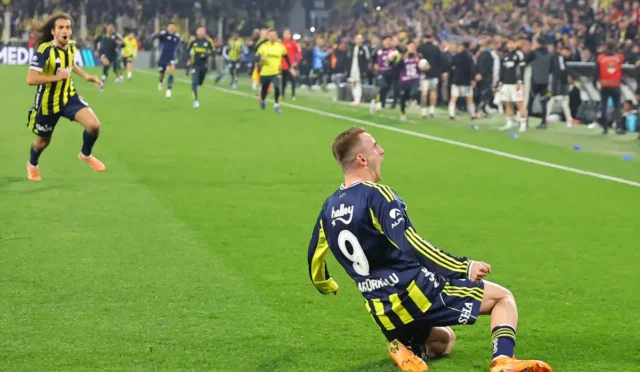 Fenerbahçe futbol takımı oyuncuları derbi maçında galibiyet sevinci yaşıyor.