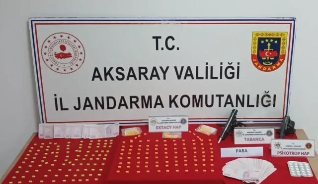 Aksaray'da gerçekleştirilen uyuşturucu operasyonunda ele geçirilen haplar ve silahlar