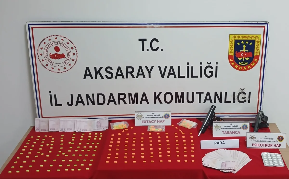 Aksaray’da Uyuşturucu Operasyonu: 2 Kişi Tutuklandı, Binlerce Hap ve Nakit Para Ele Geçirildi