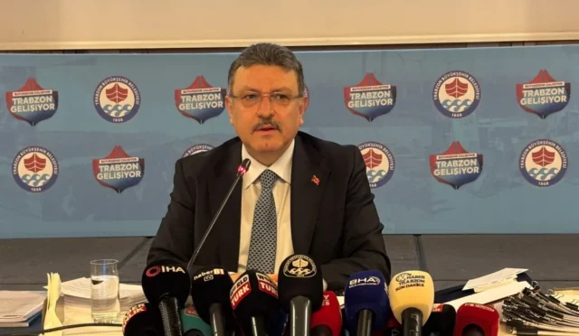 Trabzon Büyükşehir Belediye Başkanı Ahmet Metin Genç, 2. yıl değerlendirme toplantısında projeleri anlattı.